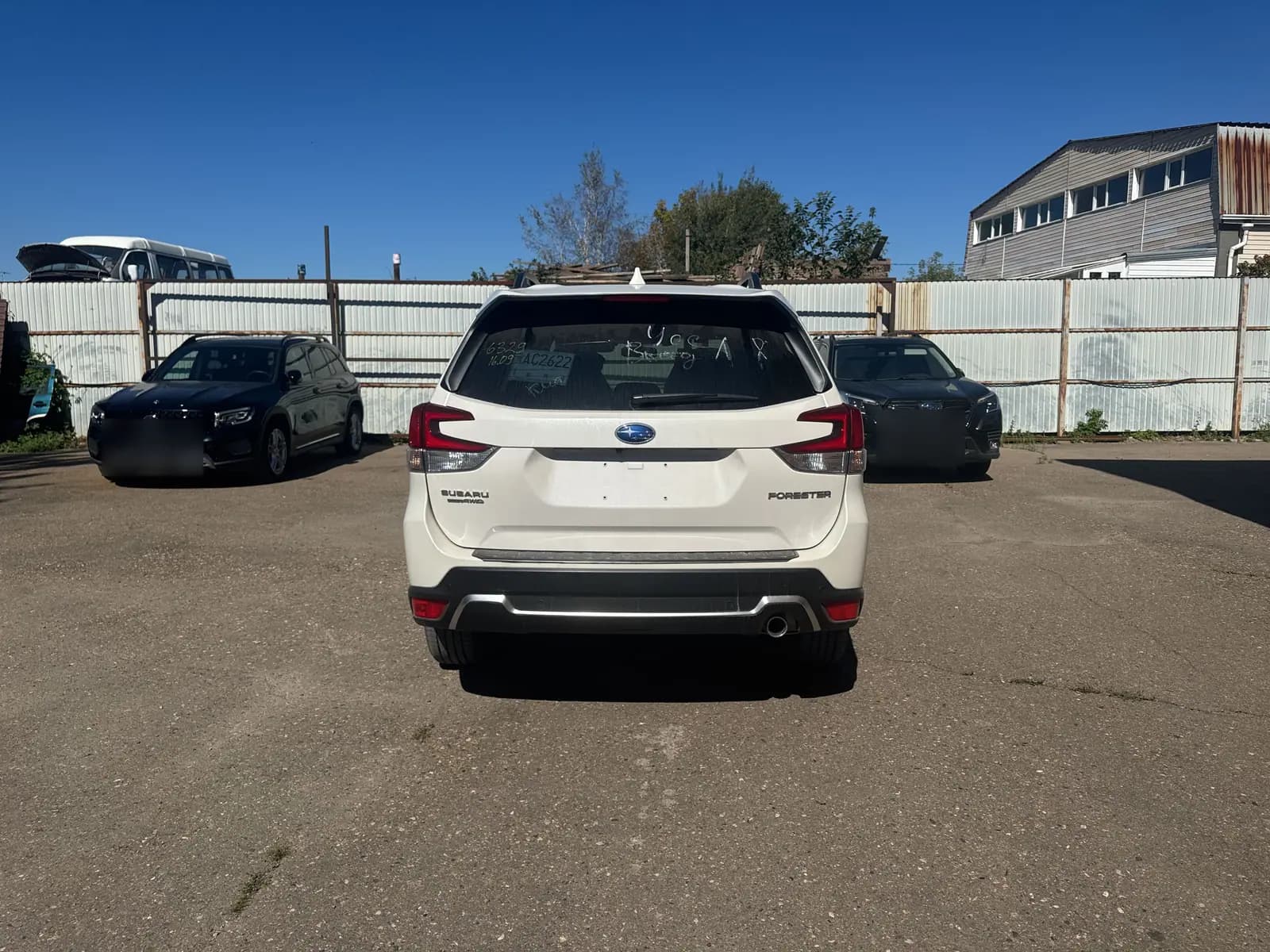 Subaru Forester сзади, на площадке ещё две машины